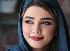 سیما خضرآبادی با استایل اروپایی و یک چتر ادایی در مهمانی چای