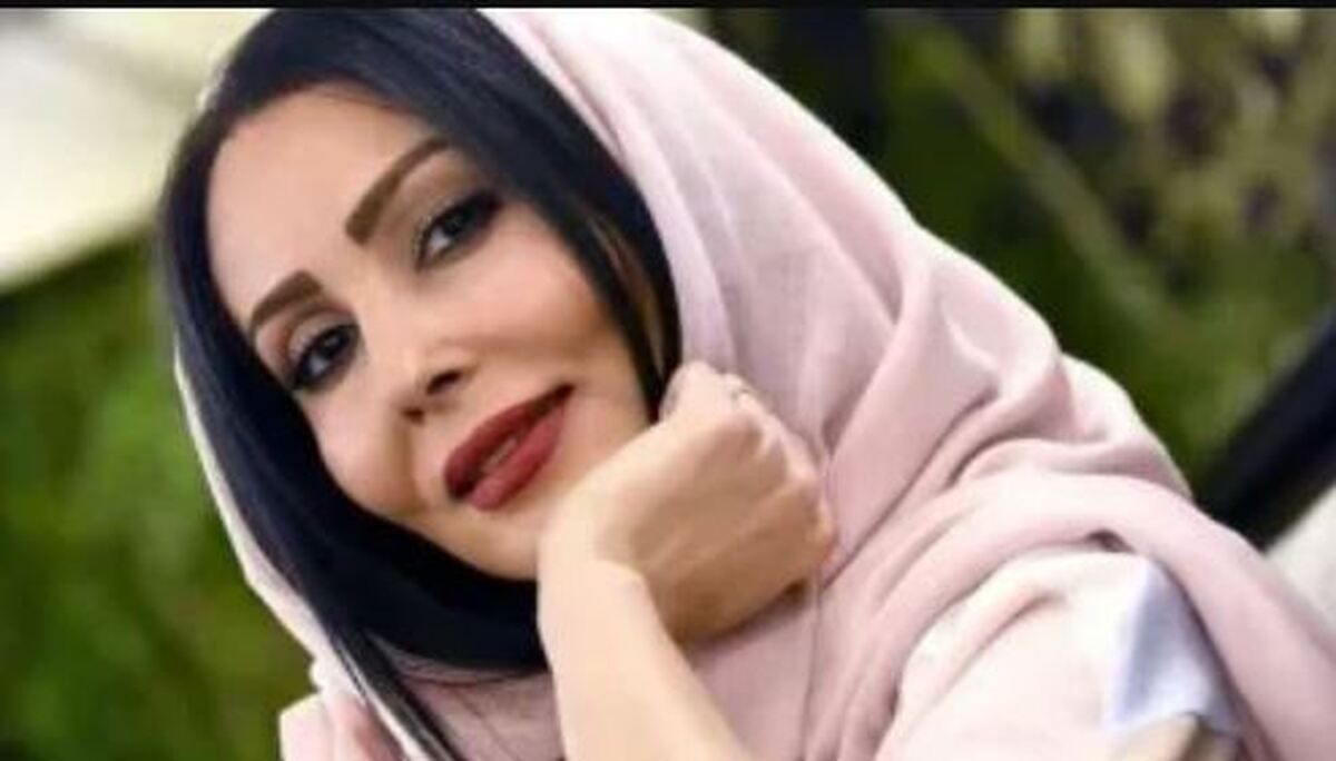 پرستو صالحی با مانتوی اپل دار و تیپ خز در دهه ۶۰!