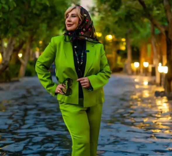 مرجانه گلچین با کت و شلوار سبز پسته‌ای خودش رو سوژه کرد! +عکس