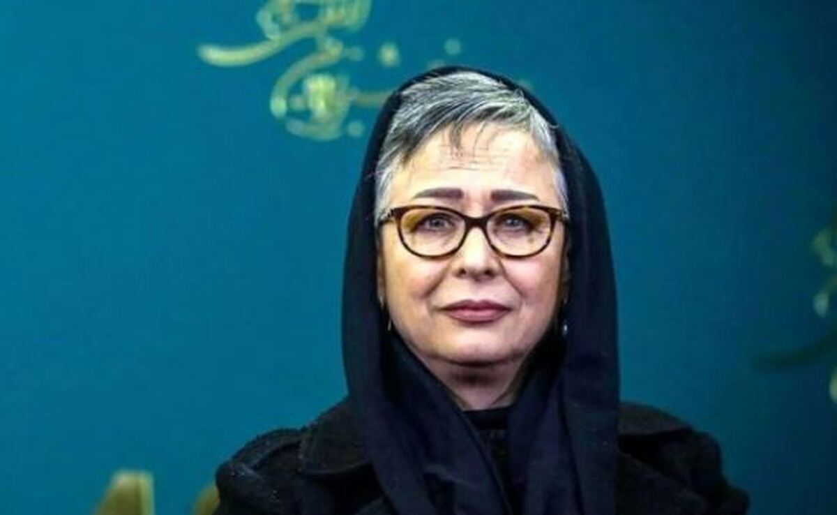 میکاپ جذاب و ساده آزیتا حاجیان در ۶۷ سالگی با استایل سورمه‌ای