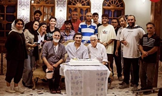 سفر زمان؛ جشن تولد «فخرالدین» در پشت صحنه سریال «طوبی»