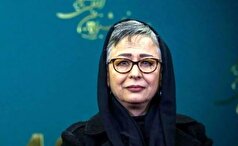میکاپ جذاب و ساده آزیتا حاجیان در ۶۷ سالگی با استایل سورمه‌ای