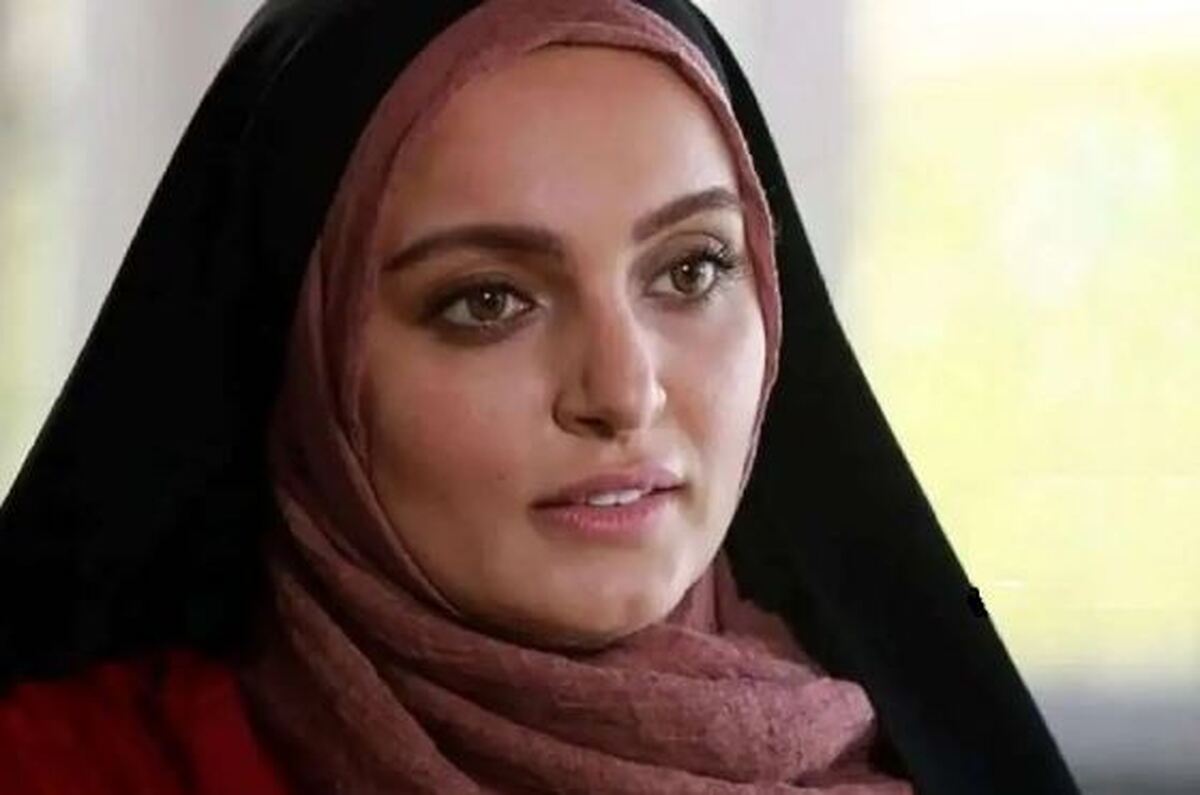 چهره غمبرک زده نیلوفر پارسا در فرودگاه جلب توجه کرد