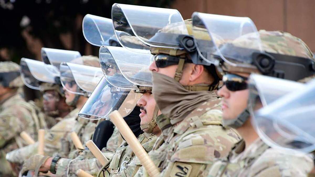 رویترز گزارش داد که ارتش آمریکا قصد دارد صد‌ها نیروی گارد ملی را در واشنگتن مستقر کند.