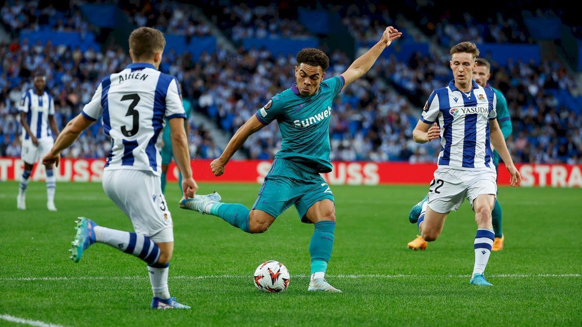 میلان به ماریو استرویکنز علاقه‌مند است