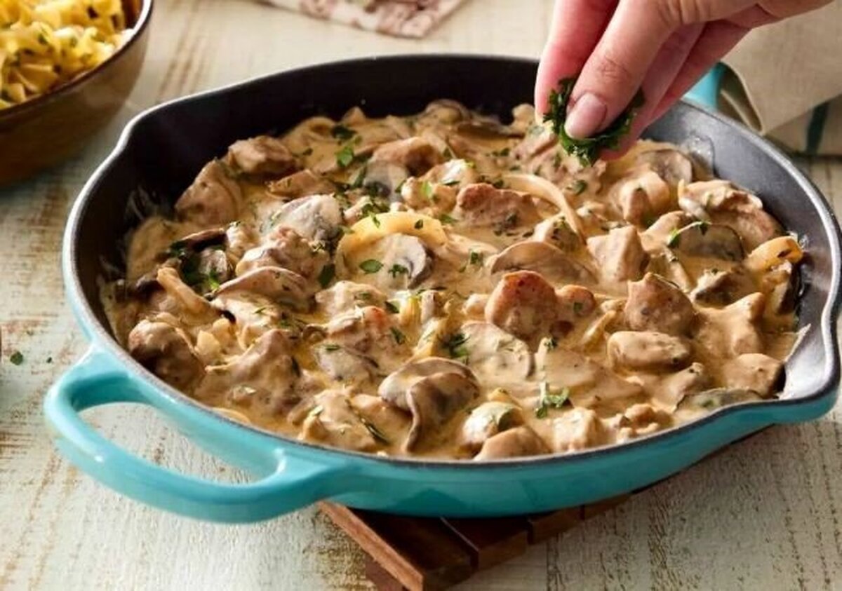 صفر تا صد تهیه خوراک مرغ روسی با سس مخصوص؛ ویژه مهمانی‌های ادایی!