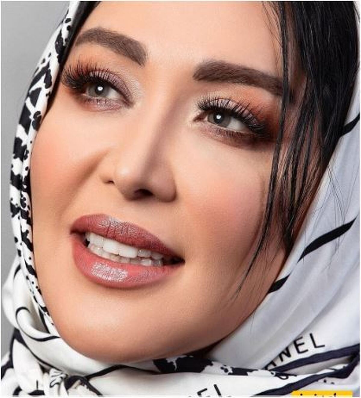چهره میکاپ شده با فیلتر غیر طبیعی سارا منجزی پور در استوری جدیدش سوژه شد!