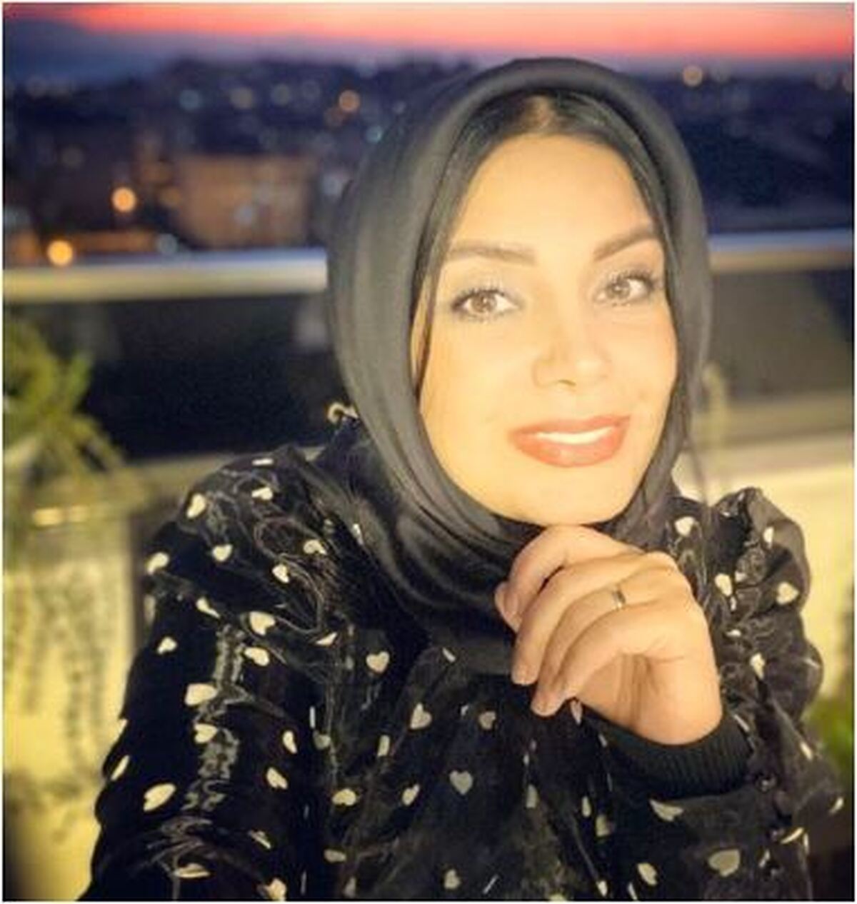 سلفی معنادار صبا راد در هواپیما/خانم مجری سفر تابستانه اش را شروع کرد!