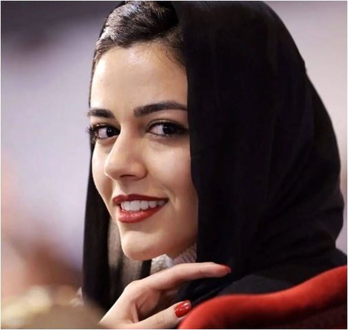 سلفی دونفره ماهور الوند با پت بامزه و پشمالویش در یک فضای تاریک و رمانتیک!