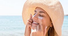 برای محافظت از بدن در برابر آفتاب، دو قاشق غذاخوری کرم ضد آفتاب SPF روی پوست خود بمالید