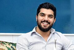 عکس یادگاری سینا مهراد با مردی که خوشگلش می‌کند!