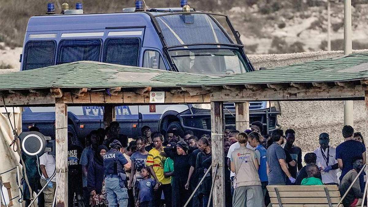 ۲۶ نفر در پی غرق شدن قایق مهاجران در سواحل ایتالیا جان باختند