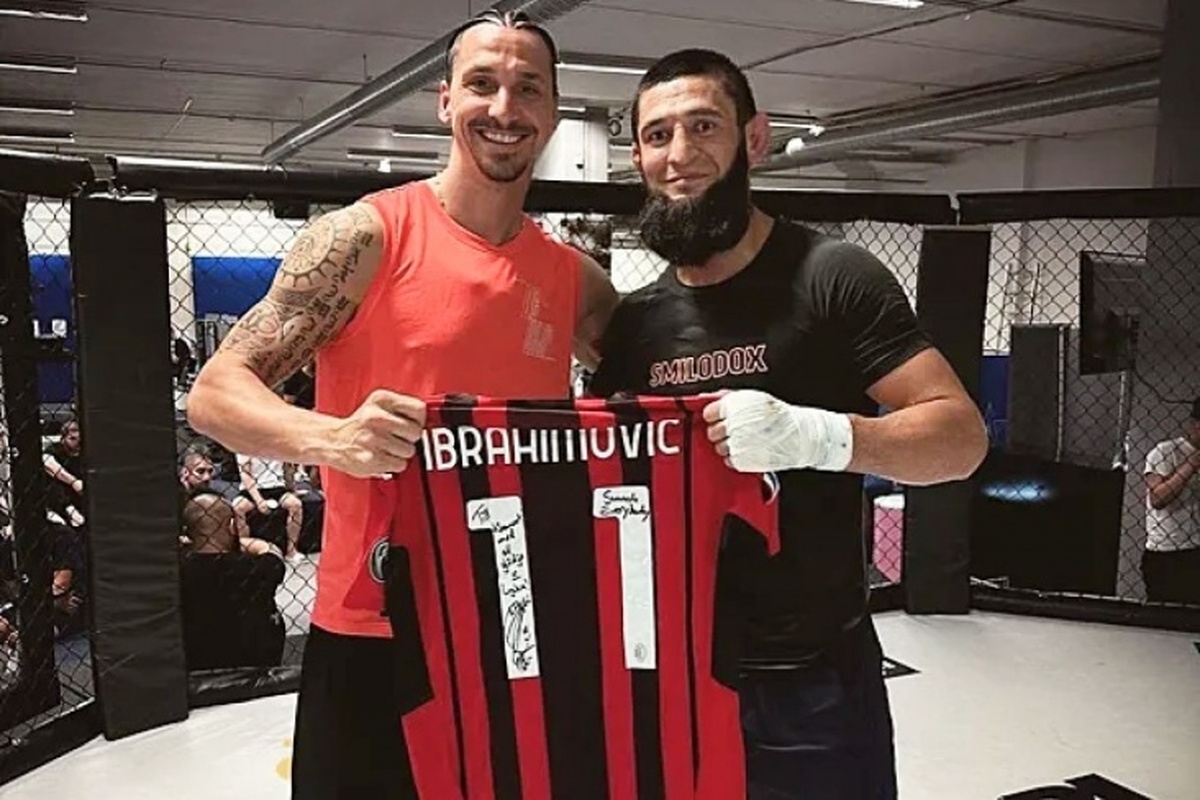 عکس: زلاتان ابراهیموویچ به حمزات چیمایف به خاطر کسب عنوان قهرمانی در UFC ۳۱۹ تبریک گفت