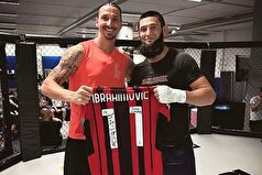 عکس: زلاتان ابراهیموویچ به حمزات چیمایف به خاطر کسب عنوان قهرمانی در UFC ۳۱۹ تبریک گفت