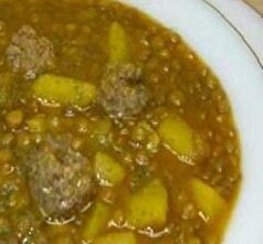 در ۴ مرحله این یخنی عدس کلم را آماده کنید