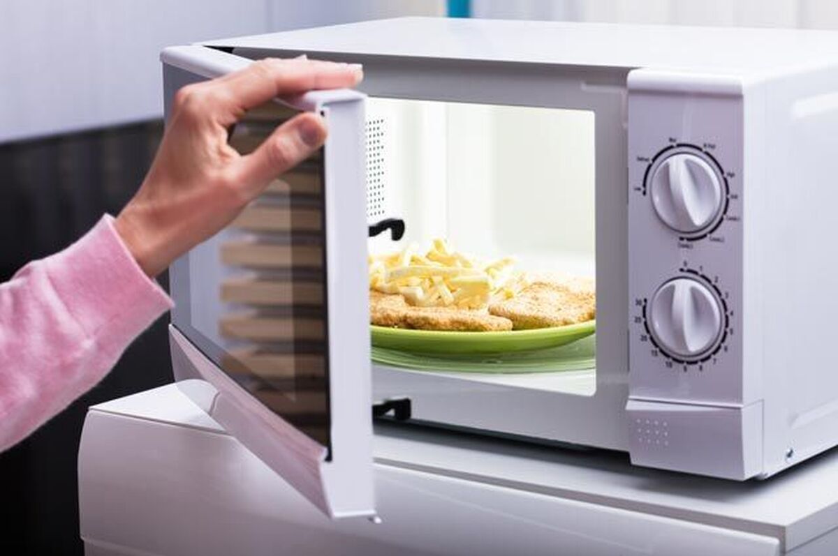 پاولووا، متخصص غدد درون ریز، درباره خطرات گرم کردن غذا در مایکروویو هشدار می‌دهد