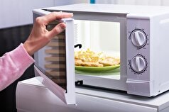 پاولووا، متخصص غدد درون ریز، درباره خطرات گرم کردن غذا در مایکروویو هشدار می‌دهد