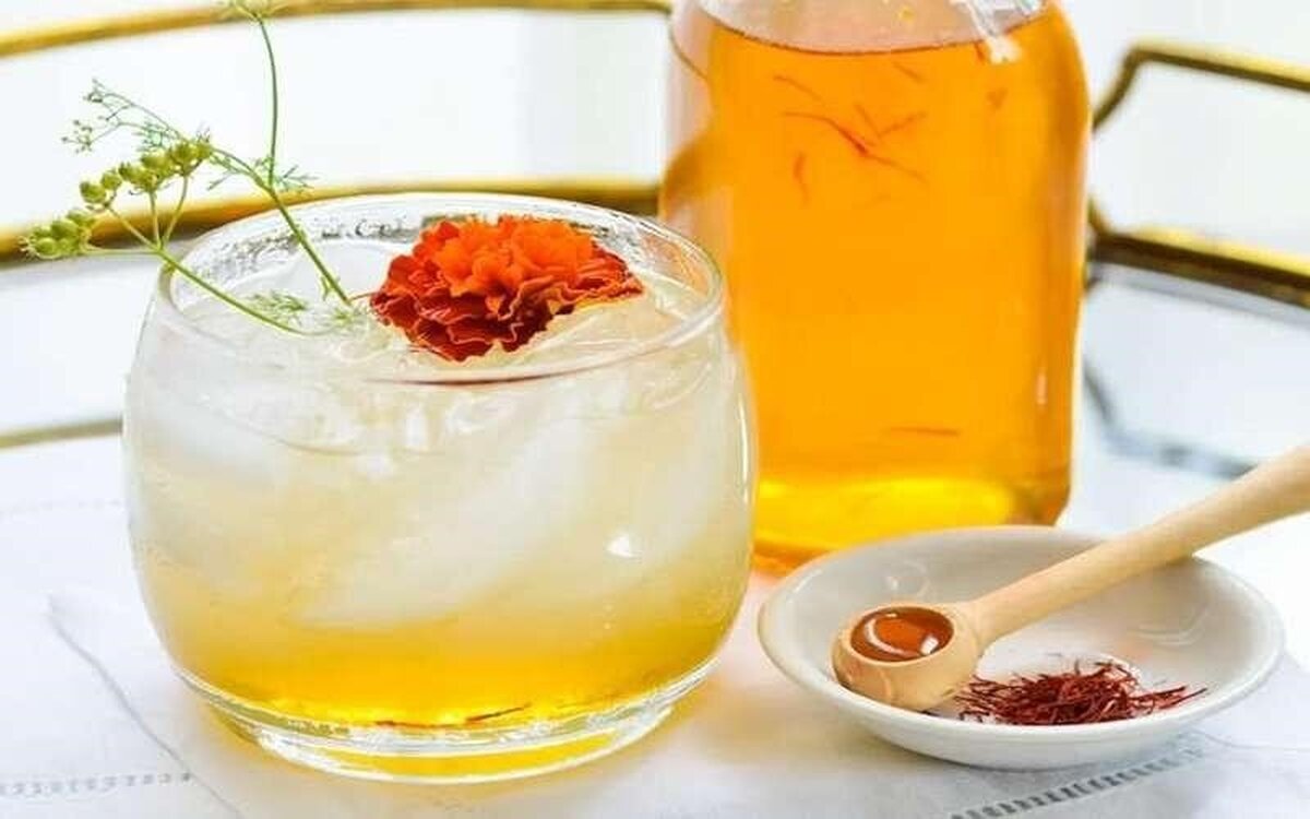 شربت زعفران خانگی جایگزین عالی برای نوشیدنی‌های صنعتی/طرز تهیه+مواد لازم