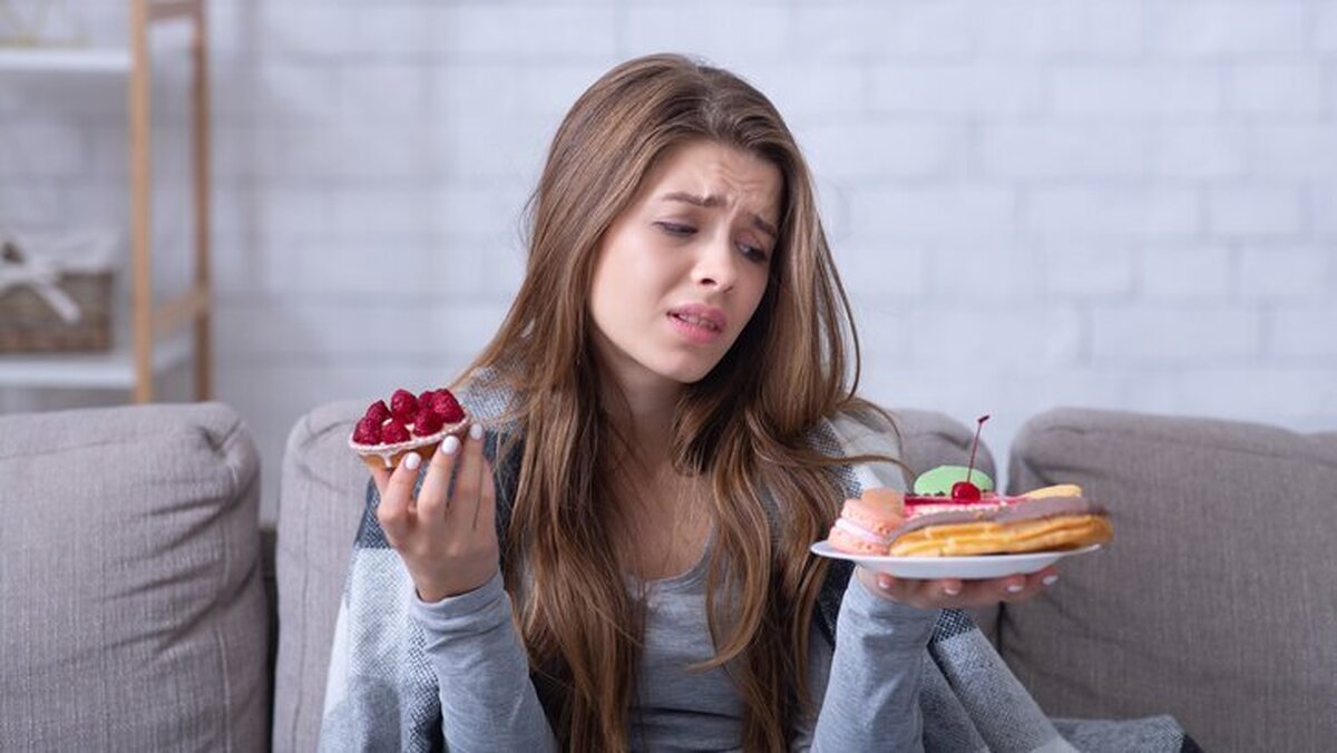 سادیکوف، متخصص گوارش، دلایل متعددی را برای ولع مقاومت‌ناپذیر به شیرینی‌جات ذکر کرد