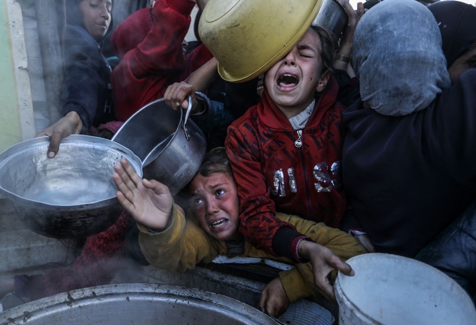 غزه دلخراش: کودکانی که از گرسنگی شدید قادر به گریه کردن نیستند، در آغوش والدین خود جان می‌دهند، در حالی که جهان با وحشت و ترس نظاره‌گر این صحنه است