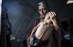 غزه دلخراش: کودکانی که از گرسنگی شدید قادر به گریه کردن نیستند، در آغوش والدین خود جان می‌دهند، در حالی که جهان با وحشت و ترس نظاره‌گر این صحنه است