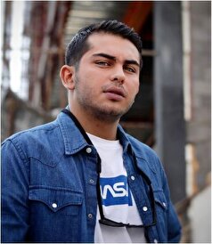 رونمایی ارسلان قاسمی از استایل جدید و مردانه اش/عینک قرمز چی میگه اون وسط؟