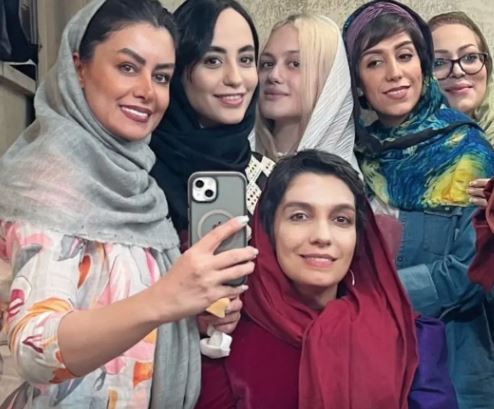 عکس حاشیه ساز هومن حاجی عبداللهی با چند خانم در پشت صحنه شاه لیر!