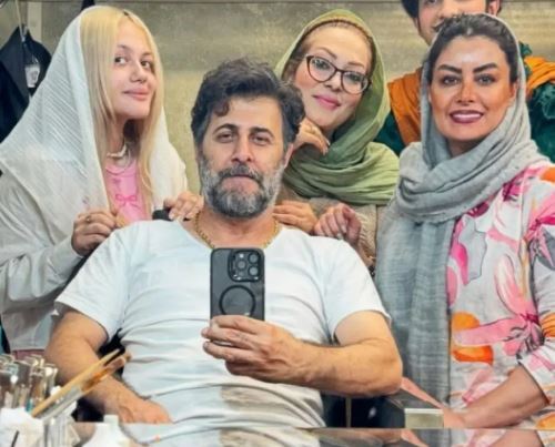عکس حاشیه ساز هومن حاجی عبداللهی با چند خانم در پشت صحنه شاه لیر!