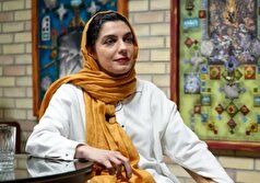 عکس حاشیه ساز هومن حاجی عبداللهی با چند خانم در پشت صحنه شاه لیر!