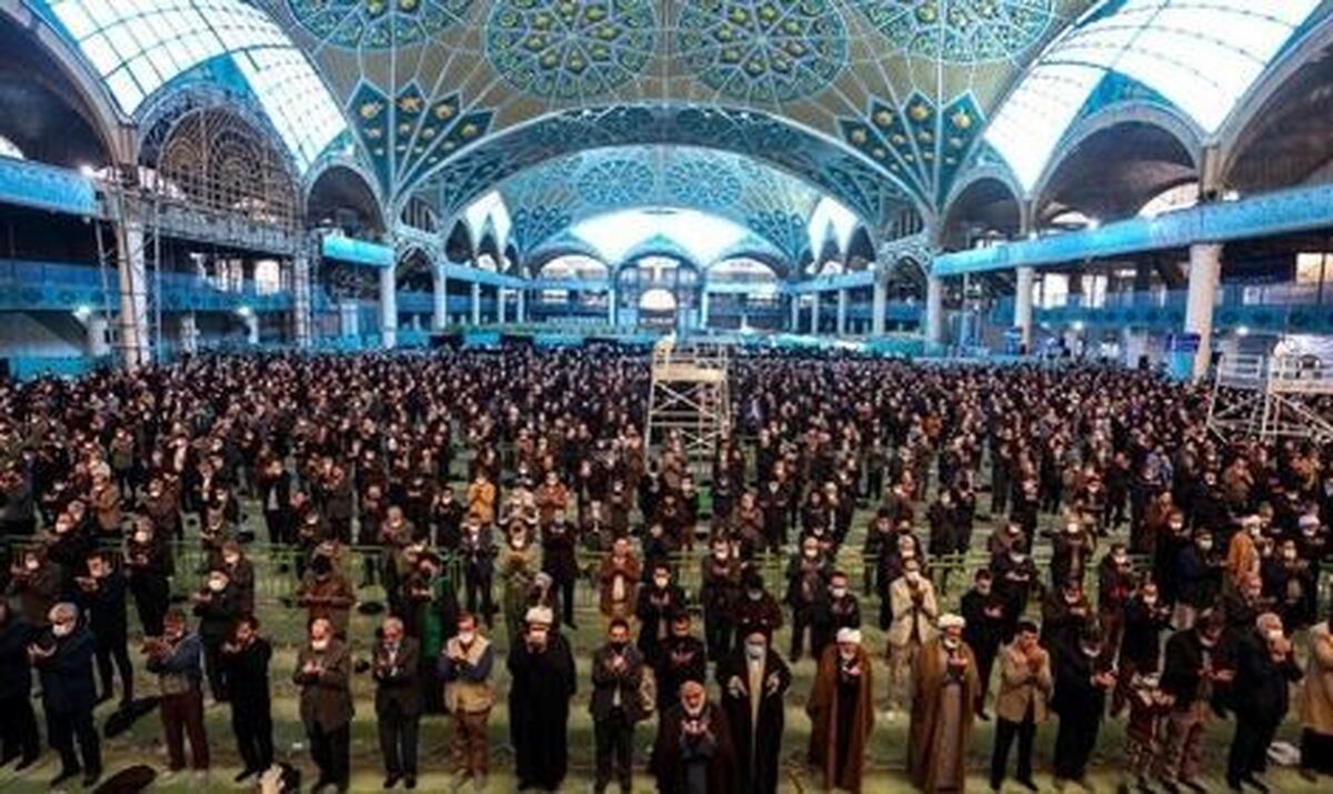 ملت ایران با روحیه مقاومت در برابر دشمنان ایستاده است