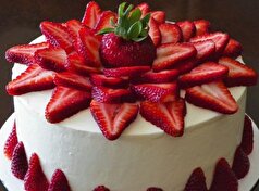 این کیک توت فرنگی خوشمزه و جذاب را برای مناسبت‌های خاص آماده کنید