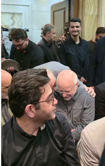 قابی تکرار نشدنی از فرزاد حسنی در کنار یک چهره سیاسی