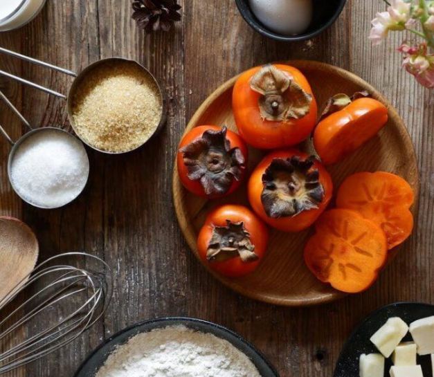 عطر و طعم بی نظیر این کیک خرمالو هوش از سرتان می‌برد