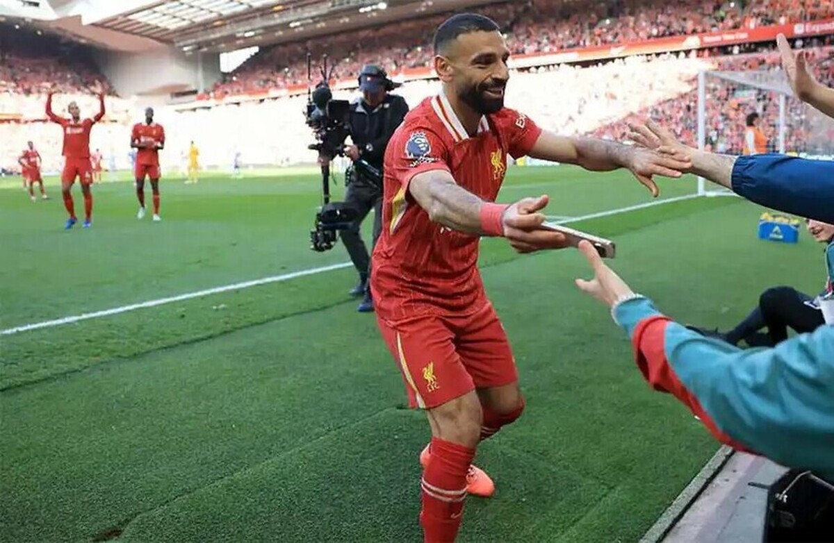 فیلم| محمد صلاح هواداران منچستر یونایتد را به خاطر پیراهنش عصبانی کرد