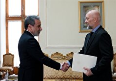 تسلیم رونوشت استوارنامه سفیر اسلواکی و نماینده یونیسف به عراقچی