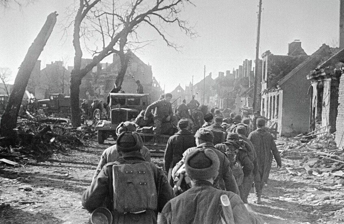 در شصت سالگی، او به‌طور اتفاقی کشف کرد که پدرش یک «جنایتکار جنگی» است