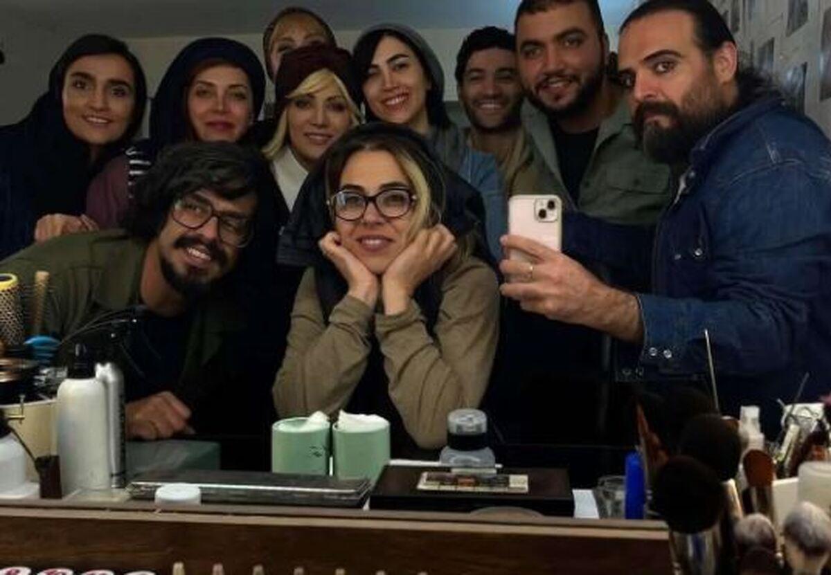 جشن وداع همه عوامل سریال تاسیان با یک کیک زیبا