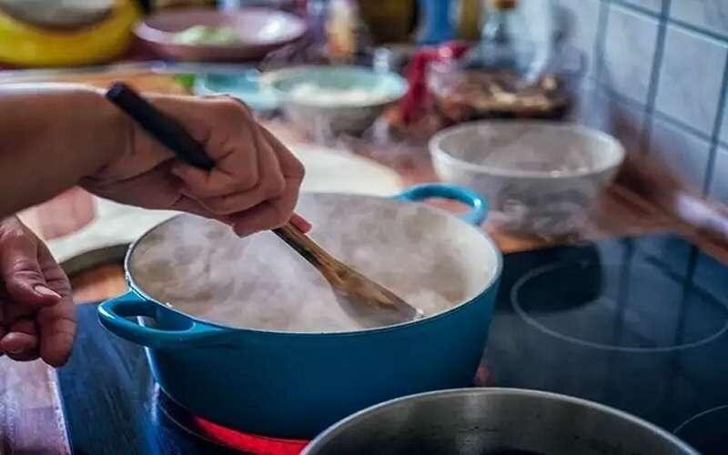 ترفند‌های خانه داری؛ با این راهکار‌ها دیگر نگران سر رفتن شیر نباشید!