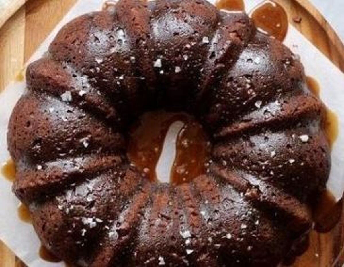 این کیک مقوی را با ترکیب خرما و شیر سه سوته آماده کنید