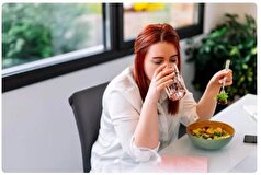 اصول صحیح خوردن آب حین غذا که به بهبود هضم کمک می‌کند