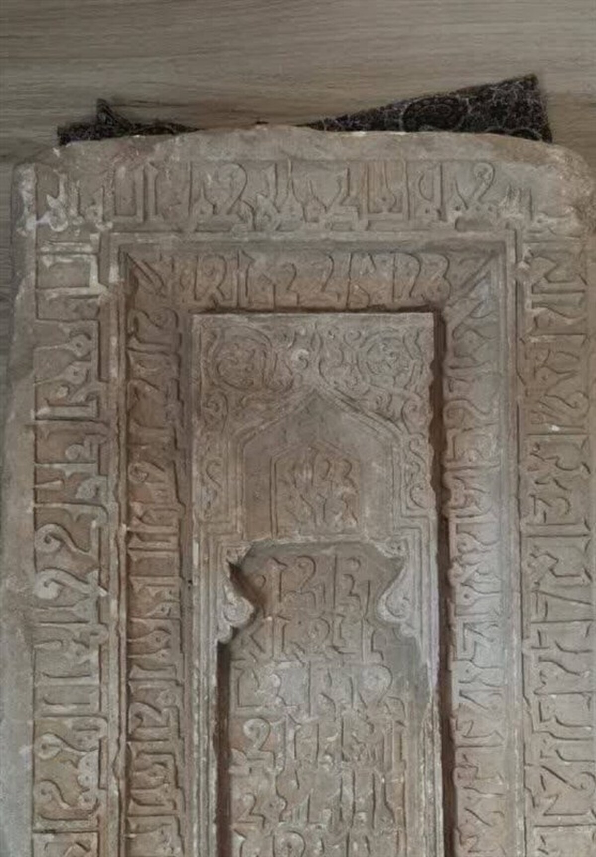 کشف سنگ قبر متعلق به قرن ۵ هجری قمری در مسجد دولتشاهی یزد