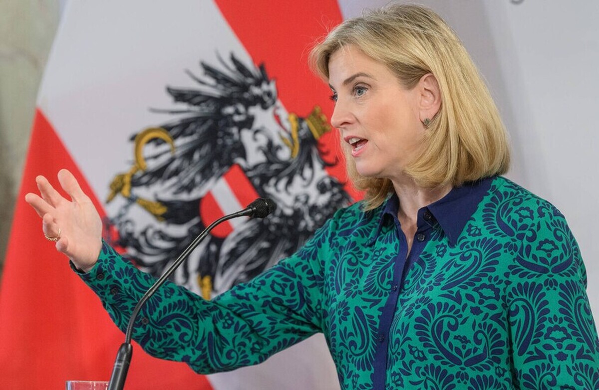 «روی سینی نقره‌ای»: وزیر امور خارجه اتریش از «هدیه‌ای سخاوتمندانه» از ترامپ به پوتین سخن می‌گوید