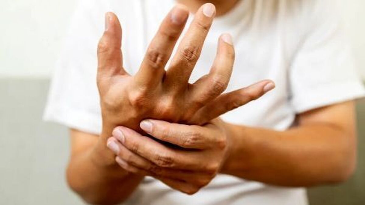 لرزش غیرارادی دست‌ها ناشی از چیست؟ چگونه آن را کنترل کنیم؟