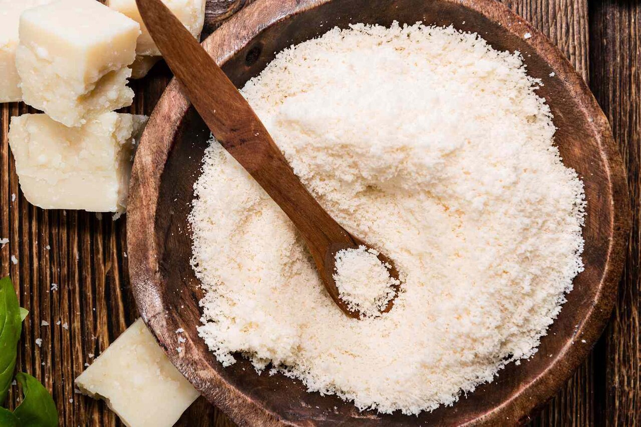 نگاهی به ویژگی‌ها و تفاوت‌های دو پنیر پارمزان و پنیر پیتزا