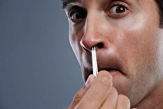 کندن مو‌های داخل بینی تبعات خطرناکی به همراه دارد!