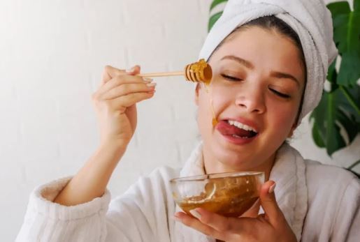 عسل خام؛ راز داشتن پوستی زیبا و شفاف