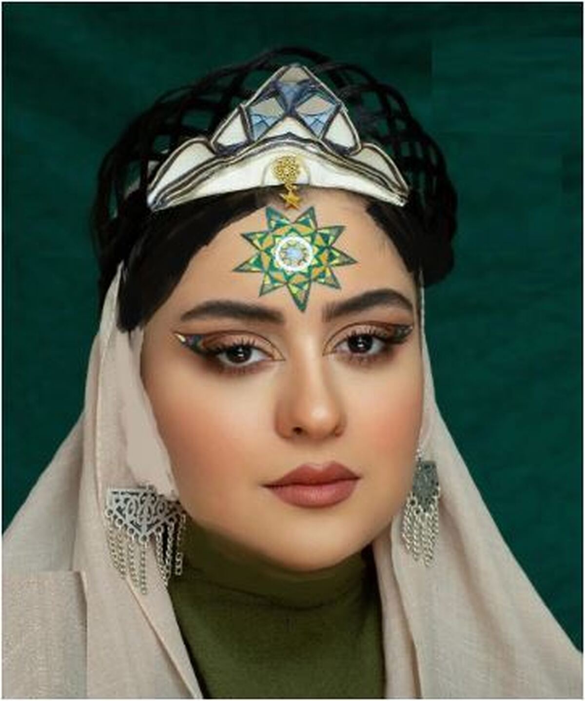 تیپ منتخب فاطیما بهارمست برای عکس گرفتن/رنگ سایه چشم با لباسش ست شده+عکس