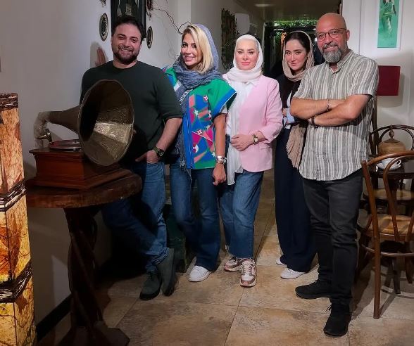 دیدار دوستانه بهاره افشاری با خواننده معروف در یک کافه با دکور نوستالژی