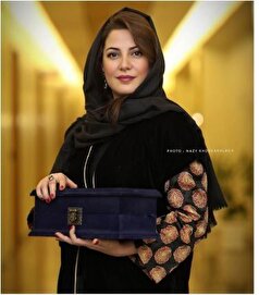 ژست طناز طباطبایی با سیگار /برگرفته از پدر خوانده برای نشان دادن شخصیت گنگ و مافیایی