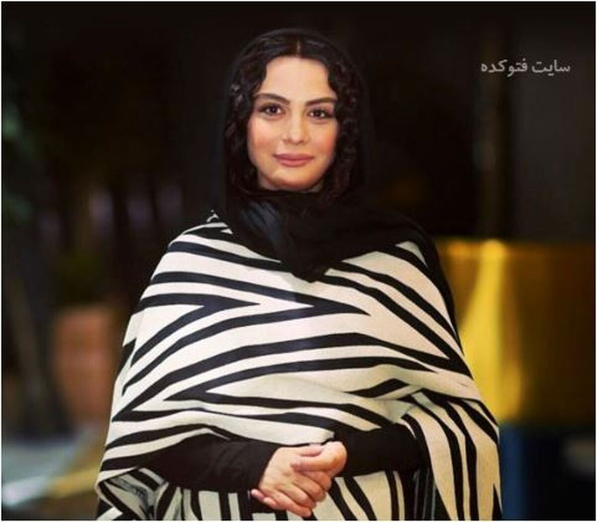 عکس مارال فرجاد در کنار چمن پارک بعد از پیاده روی روزانه